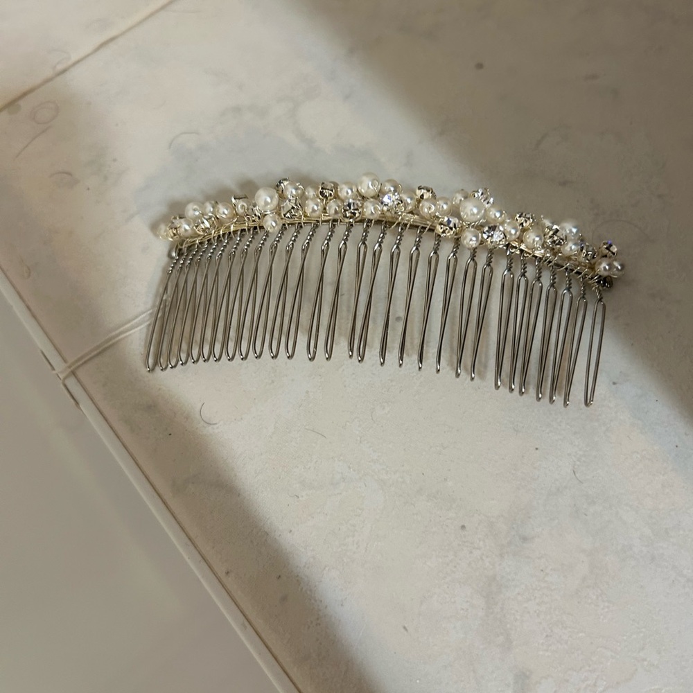 Elegant Pearl and Crystal Hair Comb